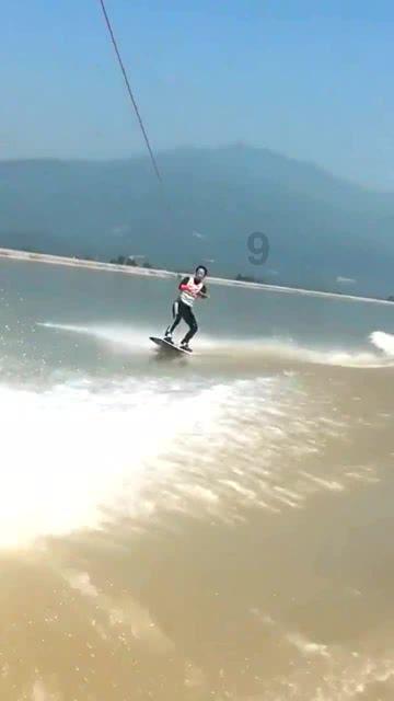 希腊货船在红海遇袭现场曝光 导弹爆炸后冒火光